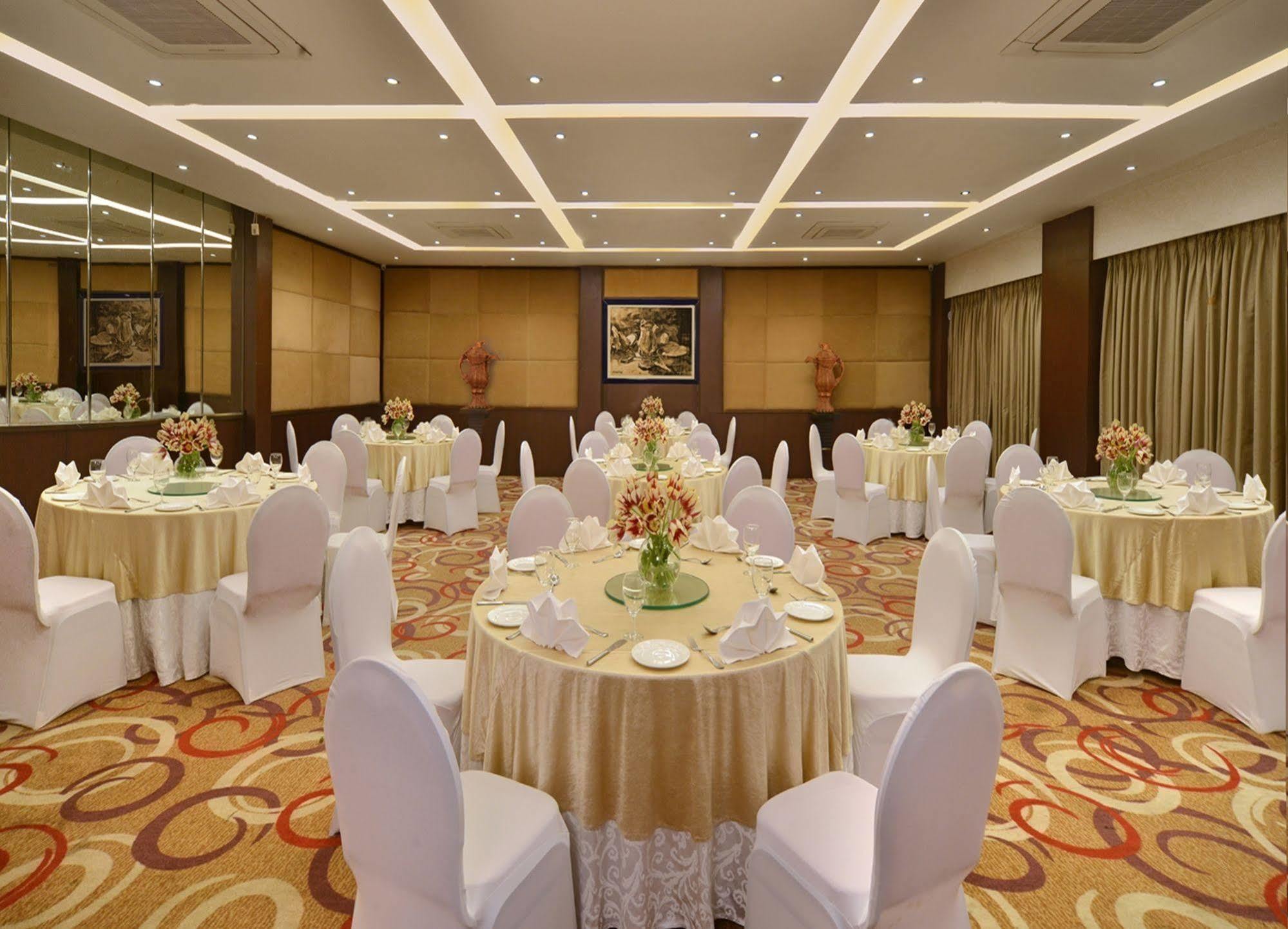RK Sarovar Portico Srīnagar Esterno foto